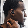 Mann trägt Fit Sport 3 Wireless Fitness Ohrhörer