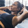 Frau trägt Fit Sport 3 Wireless Fitness Ohrhörer