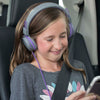 Tyttö yllään JBuddies Studion korvan taitettavat kuulokkeet violetilla