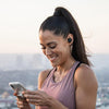 Tyttö yllään JBuds Air True Wireless -kuulokkeet