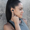 Dívka, která nosí bezdrátová sluchátka do uší JBuds Air