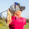 Golfer die JBuds Pro Bluetooth Signature-oordopjes draagt