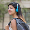 Dívka přetočte bezdrátová retro sluchátka v modré barvě