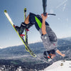 Chlap lyžuje s bezdrátovými retro sluchátky Rewind