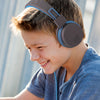 Poika yllään JBuddies Studion yli korvan taittuvat kuulokkeet sinisellä